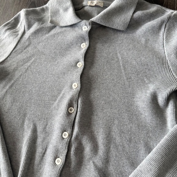 Brandy Melville Gray Ribbed Collared Long Sleeve Cropped Button Up Top - Picture 2 of 7